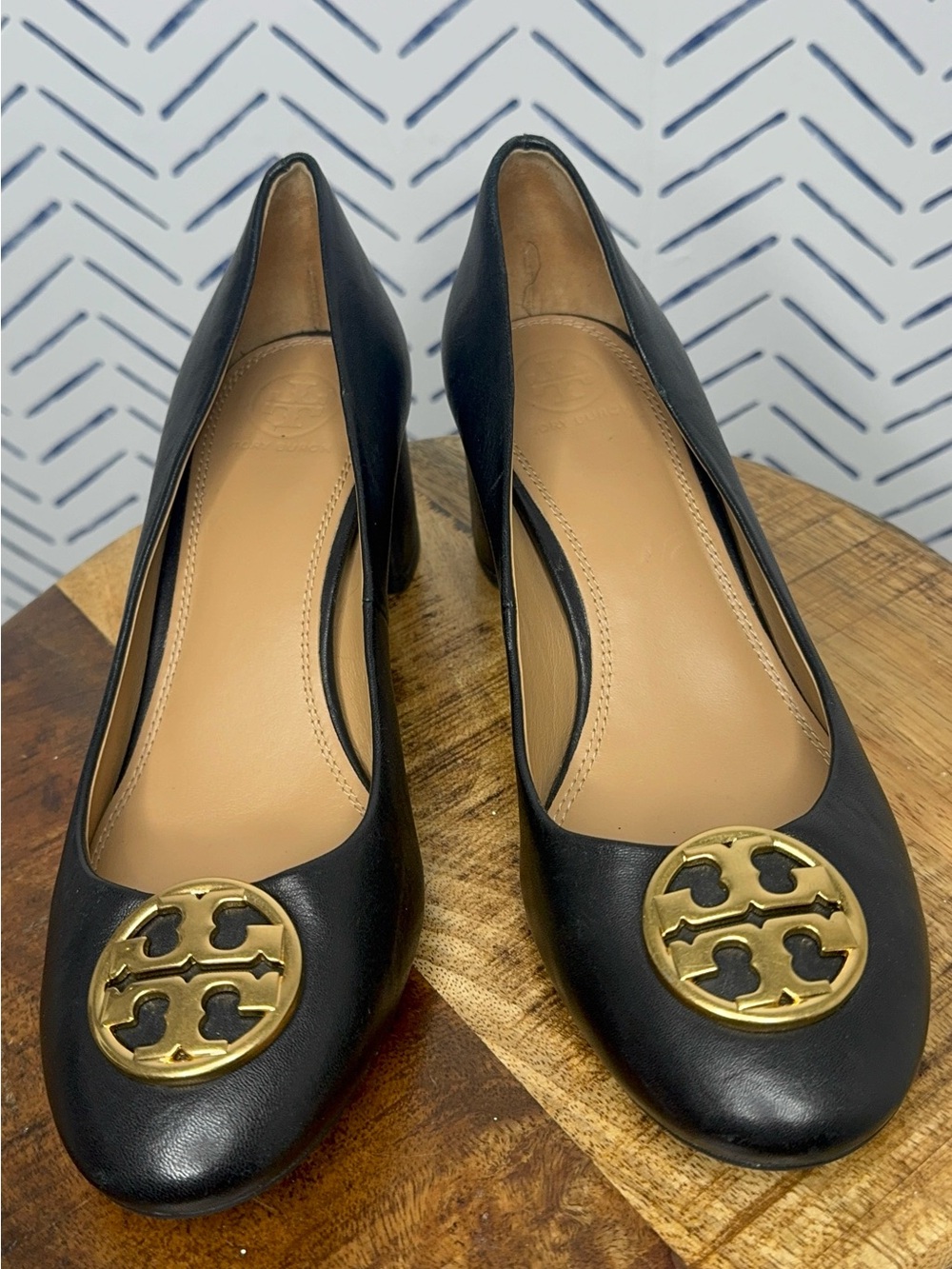 Tory Burch Black Leather Block Heel Pumps Gold Logo Medallion Excellent Size 8.5 - Picture 1 of 11